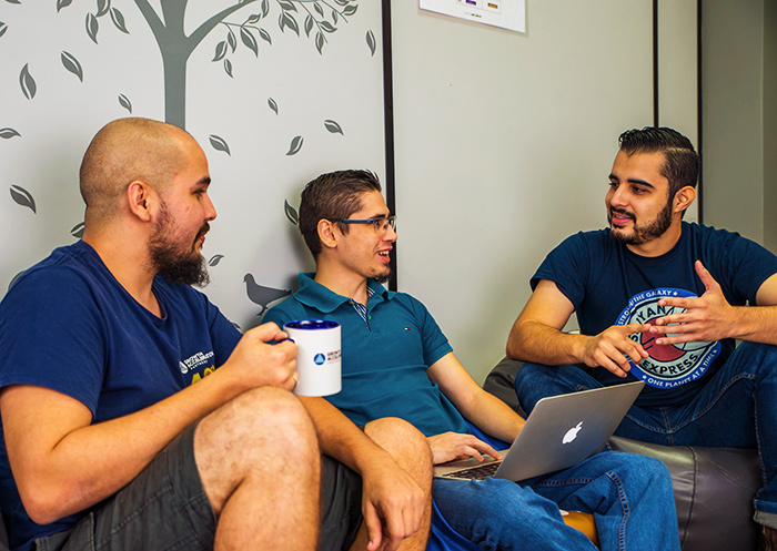 coworkers_discussing