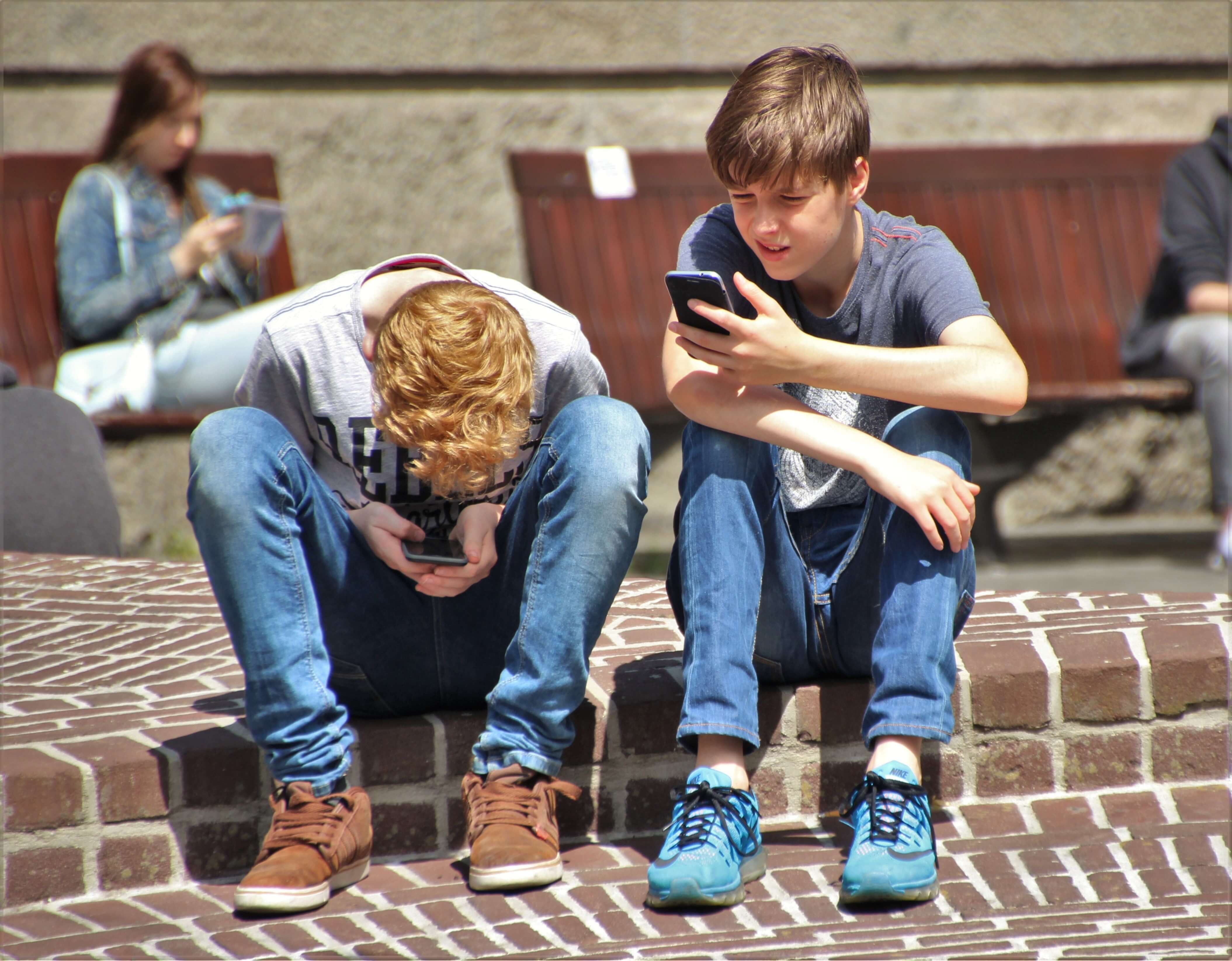 boys-cellphones-children-screentime-395